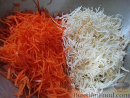 Морковь с сельдереем по-корейски: Морковь и сельдерей вымыть и почистить. Измельчить корнеплоды желательно на специальной терке.