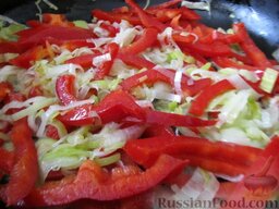 Теплый картофельный салат с куриной печенью: Затем добавить болгарский перец, перемешать. Готовить пару минут.