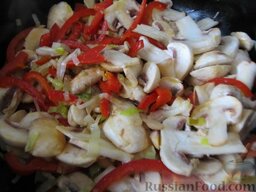 Теплый картофельный салат с куриной печенью: Потом добавить к овощам грибы, хорошо посолить овощи и поперчить, перемешать.  Готовить 10 минут.