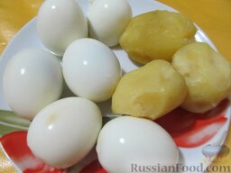 Салат из яиц с грибами: Готовые яйца и картофель почистить.