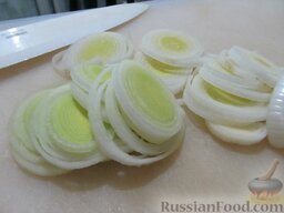 Салат из яиц с грибами: Лук-порей порезать кольцами.