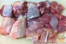 Запеченное мясо: Мясо порезать небольшими кусками.