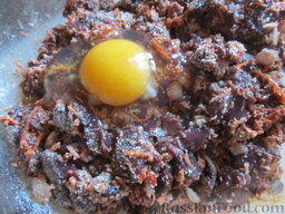 Рубленые печеночные котлеты: Вбиваем яйцо или парочку яиц. Если хочется сделать котлеты еще сочнее, то можно добавить 50 мл сливок.  Массу оставляем ненадолго.