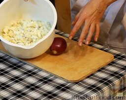 Яичный салат с оливками и сухариками: Отвариваем яйца, нарезаем их небольшими кубиками и отправляем в чашу для салата.