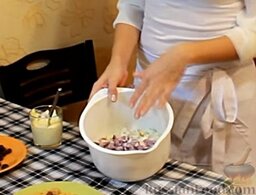 Яичный салат с оливками и сухариками: Добавляем к яйцам.