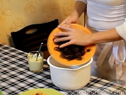 Яичный салат с оливками и сухариками: Маслины нарезаем колечками, также кладем их в чашку.