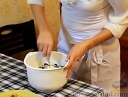 Яичный салат с оливками и сухариками: Тщательно перемешиваем.