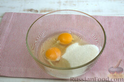 Тыквенно-лимонный пирог: В глубокую миску насыпаем подсластитель и сырые яйца.
