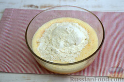 Тыквенно-лимонный пирог: Вводим в массу пшеничную муку и соду.