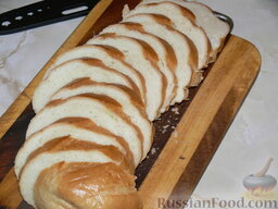 Сладкий десерт из белого хлеба: Первым делом нарезаем хлеб.