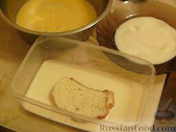 Сладкий десерт из белого хлеба: Молоко выливаем в широкую посуду. Хлеб отправляем в емкость с молоком, обмакиваем ломтики с обеих сторон. Далее отправляем хлеб во взбитые яйца, и в последнюю очередь - в сахарный песок (эти действия надо делать очень быстро).