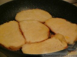 Сладкий десерт из белого хлеба: Сразу же хлеб отправить на сковороду с растительным маслом и обжарить с обеих сторон до румяной корочки.