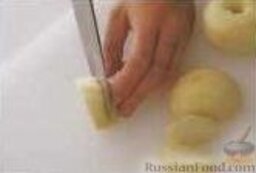Китайский десерт "Яблоки в карамели": 3. Яблоко почистить и порезать кусочками размером 1 см.