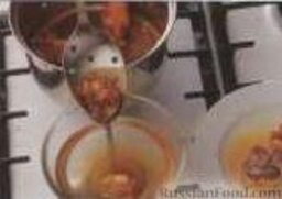 Китайский десерт "Яблоки в карамели": 7. В отдельную миску налить ледяную воду, держать миску под рукой. Большую тарелку застелить бумажным полотенцем, отставить в сторону. Несколько кусочков яблока в тесте выложить в кастрюлю с карамелью, перемешать и с помощью шумовки быстро переложить в ледяную воду, сразу же достать из воды и переложить на бумажное полотенце. Проделать то же самое с остальными яблоками в тесте.  Подавать яблочный десерт сразу же.