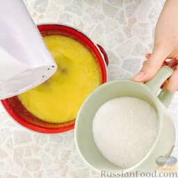 Маульвурфторте (торт "Норка крота"): В желтки добавить кипяток и взбивать, постепенно добавляя сахар.