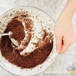 Маульвурфторте (торт "Норка крота"): На мелкой терке натереть шоколад и добавить к сливкам. Все хорошо перемешать. Если у вас крем получился жидковат, то уберите в холодильник на некоторое время.