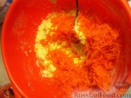 Морковный пирог: Муку, яйца, разрыхлитель, 2 ст.л. меда и соль смешиваем очень тщательно.   2/3 морковки трем на мелкой терке и перемешиваем с тестом.