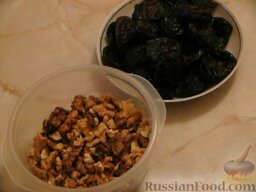 Салат к праздничному столу "Черный жемчуг": Чернослив распарить  и просушить. Начинить  орешками.