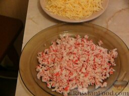 Салат к праздничному столу "Черный жемчуг": Натереть на крупной терке яйца, крабовые палочки и  сыр.