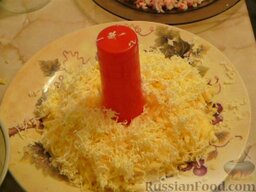 Салат к праздничному столу "Черный жемчуг": Следующий слой - сыр, 1/2 часть.  Масло натереть на мелкой   терке.