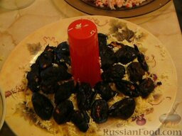 Салат к праздничному столу "Черный жемчуг": Выкладываем чернослив с  орехами ровным слоем.