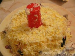 Салат к праздничному столу "Черный жемчуг": Слой - сыр и масло.  И в завершении выкладываем  слой яиц.