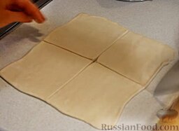 Слоеные конвертики с курицей и сыром: Тесто раскатываем и нарезаем на квадратики величиной примерно 15х15 см, у нас получится приблизительно 16 квадратов.