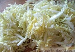 Салат из пекинской капусты "Крабовый": Нарезать соломкой  пекинскую капусту.