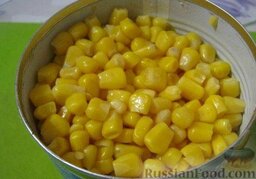 Салат из пекинской капусты "Крабовый": Открыть баночку кукурузки, слить жидкость.