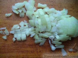 Салат из пекинской капусты "Крабовый": Лук репчатый очистить, вымыть, мелко нарезать.