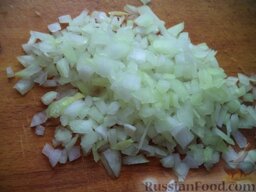 Котлеты из толстолобика: Очистить, вымыть и мелко нарезать одну луковицу.