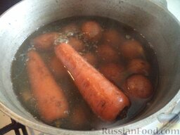 Винегрет с малосольной семгой: Отварить до готовности морковь, свеклу и картофель в мундире. Охладить, очистить.