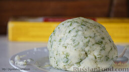 Картофельно-сырные "улитки" из теста фило: Картофель отварить, растолочь в пюре. Сыр натереть на крупной тёрке. Зелень мелко нарезать. Соединить все ингредиенты и хорошо перемешать.