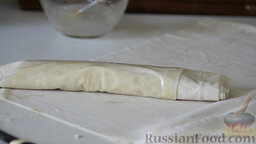 Картофельно-сырные "улитки" из теста фило: Слегка смазать тесто водой. Свернуть рулетом.