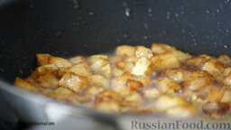 Творожные плюшки с яблоками: 2 ложки масла нагреть на сковороде с 1 ложкой сахара и корицей, всыпать мелко нарезанные яблоки, обжаривать 3-4 минуты, постоянно помешивая, откинуть на дуршлаг.