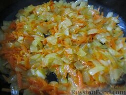 Плов из гречки: Затем добавить морковь, чеснок, готовить еще пару минут.   Переложить жареные овощи на тарелку.