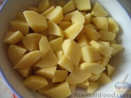 Чечевичный суп с квашеной капустой: Картофель очистить, вымыть, нарезать на кусочки.