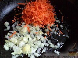 Чечевичный суп с квашеной капустой: Морковь и лук очистить, вымыть. Морковь натереть на крупной терке, лук нарезать кубиками.