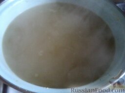 Чечевичный суп с квашеной капустой: В кастрюлю выложить чечевицу, залить холодной водой, поставить на огонь, довести до кипения (снять пену). Добавить картофель. Варить все вместе 20 минут на небольшом огне.