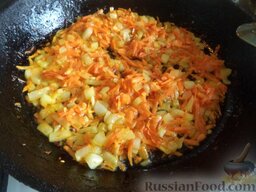 Чечевичный суп с квашеной капустой: Разогреть сковороду, добавить масло. В горячее масло выложить лук и морковь. Тушить на среднем огне, помешивая, 2-3 минуты.
