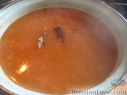 Чечевичный суп с квашеной капустой: Добавить зажарку в суп. Посолить, поперчить. Добавить лавровый лист. Варить все вместе 5-7 минут.