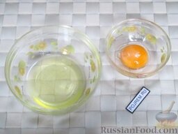 Булочки с изюмом: Яйцо разделите на белок и желток. Белок взбейте в пену, а желток перемешайте с 1 ч.л. холодной воды.