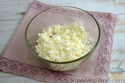 Творожно-сырные котлетки: Выкладываем в миску творожную массу, добавляем щепотку соли.