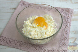 Творожно-сырные котлетки: Вводим в молочную смесь сырое яйцо.