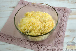 Творожно-сырные котлетки: Шинкуем (с помощью кулинарной терки) твердый сыр.