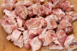 Котлеты из смешанного фарша: Мясо свинины нарежем такими же небольшими кусочками.