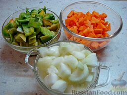 Лечо по-болгарски: Болгарский перец крупно порезать.  Нарезать точно так же морковь и лук.