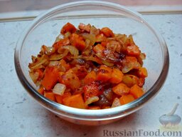 Лечо по-болгарски: Морковь и лук обжарить на растительном масле.