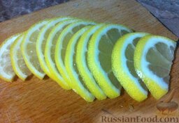 Судак, запеченный в духовке, с имбирем, чесноком и перцем чили: Половинку лимона порезать полукружочками.
