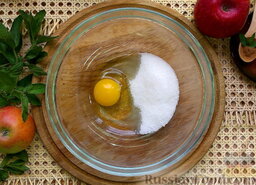 Пирог с яблоками и корицей: В глубокую миску разбейте яйцо и высыпьте сахар. Массу взбейте до пены. В этом процессе вам поможет венчик.